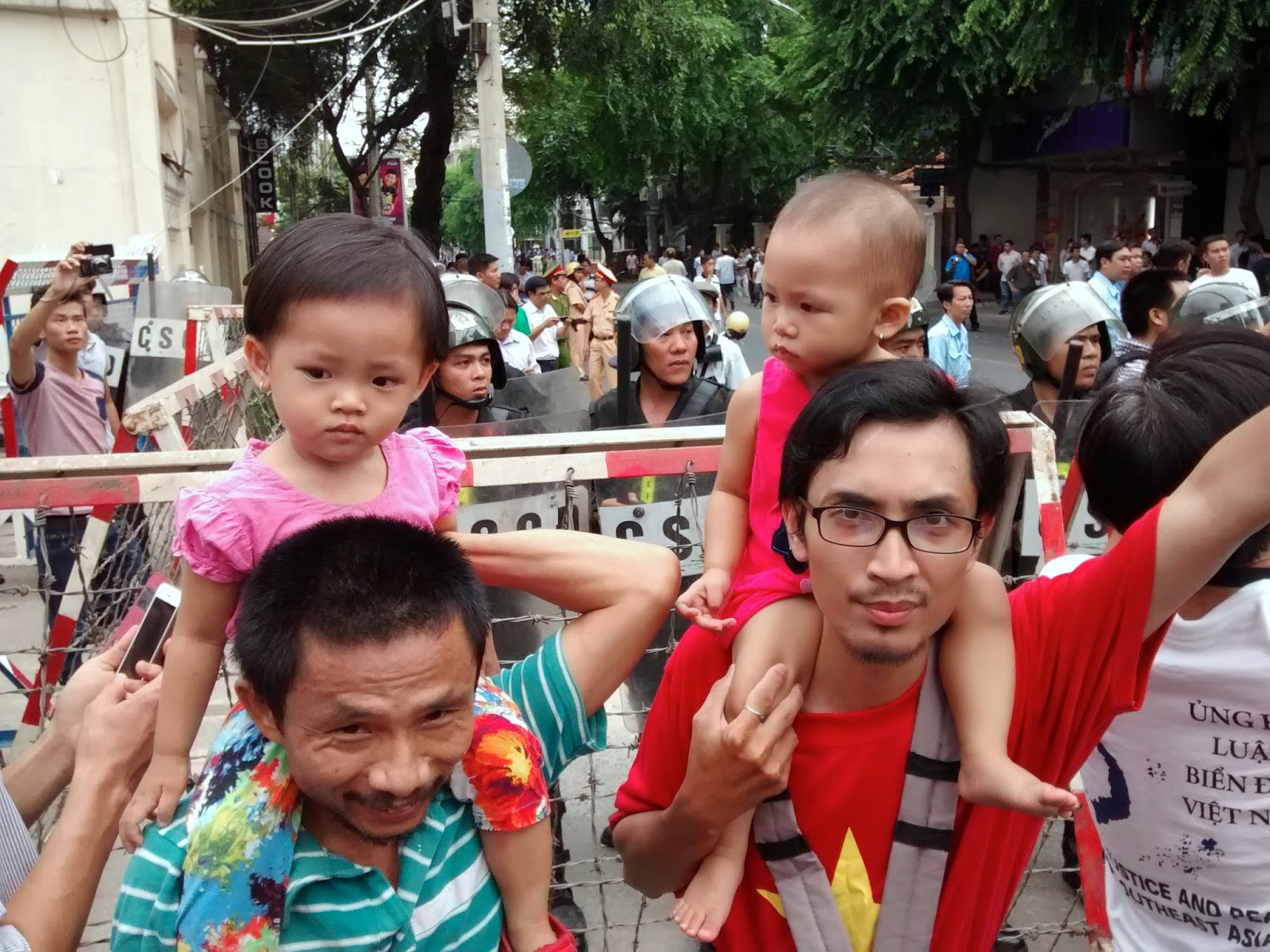 Biển Đông: Người cha đơn thân dạy con 18 tháng tuổi về lòng yêu nước